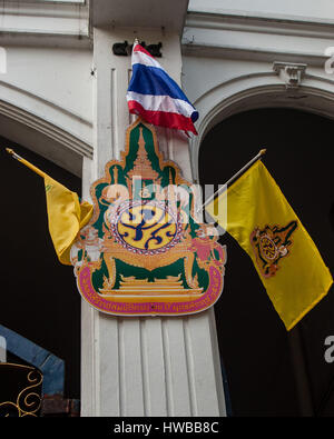 Bangkok, Tailandia. Xiv Nov, 2006. Un display di strada di Bangkok del Royal emblema cerimoniale del Re Bhumibol Adulyadej, il nono monarca di Thailandia dalla dinastia Chakri, il sessantesimo anniversario del Re Adesione al trono, 9 giugno 2006. Conferito con il titolo di Re Bhumibol il Grande nel 1987, morì (1927-2016) a 88 dopo 70 anni come capo di stato. Credito: Arnold Drapkin/ZUMA filo/Alamy Live News Foto Stock