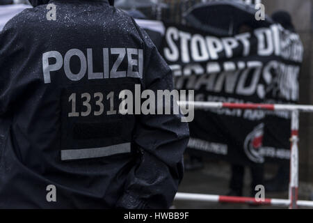 Berlin, Berlin, Germania. Xviii Mar, 2017. Di sinistra dei manifestanti di fronte alla strada di accesso del Maritime Hotel dove il 'Deutschland im Fadenkreuz' (lit. " La Repubblica federale di Germania nel mirino") convenzione avviene organizzato dall'alternativa per la Germania (tedesco: alternativa fÃ¼r Deutschland, AfD), una destra populista e euroscettico partito politico in Germania. Credito: Jan Scheunert/ZUMA filo/Alamy Live News Foto Stock