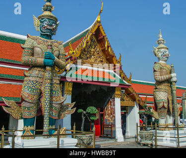 Novembre 14, 2006 - Bangkok, Tailandia - un ingresso alla Galleria (Phra Rabiang) di più sacro tempio del Buddha di Smeraldo (Wat Phra Kaew) nel Grand Palace complesso, Bangkok,.la Thailandia. Ogni voce sul balcone è custodita da un coppia di 6 m. (19 Â½ ft) tall Gate-mantenendo giganti (Yaksa Tavambal) in costumi colorati di piastrelle smaltate. La Tailandia è diventata una destinazione turistica preferita. (Credito Immagine: © Arnold Drapkin via ZUMA filo) Foto Stock