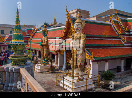 Novembre 14, 2006 - Bangkok, Tailandia - un ingresso alla Galleria (Phra Rabiang) di più sacro tempio del Buddha di Smeraldo (Wat Phra Kaew) nel Grand Palace complesso, Bangkok,.la Thailandia. Ogni voce sul balcone è custodita da un coppia di 6 m. (19 Â½ ft) tall Gate-mantenendo giganti (Yaksa Tavambal) in costumi colorati di piastrelle smaltate. La Tailandia è diventata una destinazione turistica preferita. (Credito Immagine: © Arnold Drapkin via ZUMA filo) Foto Stock