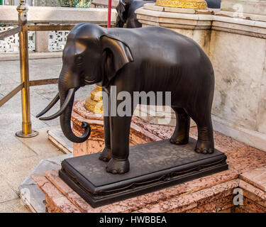 Bangkok, Tailandia. Xiv Nov, 2006. Statue di elefanti, che simboleggiano l'indipendenza e la potenza sono visto tutto intorno al Grand Palace complesso in Bangkok. Essi vengono sfregate per buona fortuna. La Tailandia è diventata una destinazione turistica preferita. Credito: Arnold Drapkin/ZUMA filo/Alamy Live News Foto Stock