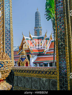 Novembre 14, 2006 - Bangkok, Thailandia - La bella architettura e intricati dettagli delle strutture del Grand Palace complesso in Bangkok la rendono una delle più popolari attrazioni turistiche in Thailandia. (Credito Immagine: © Arnold Drapkin via ZUMA filo) Foto Stock