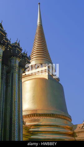 Bangkok, Tailandia. Xiv Nov, 2006. Phra Siratana Chedi il golden, sagomato a campana stupa (reliquiario buddhista santuario) sulla terrazza superiore del Tempio del Buddha di Smeraldo (Wat Phra Kaew) composto è la struttura più alto nel Grand Palace complesso in Bangkok. La Tailandia è diventata una destinazione turistica preferita. Credito: Arnold Drapkin/ZUMA filo/Alamy Live News Foto Stock