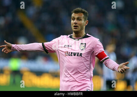 Udine, Italia. Xix marzo, 2017. Aeroporto di Palermo centrocampista Alessandro Diamanti gesti durante la serie di una partita di calcio tra Udinese Calcio v US Citta di Palermo a Dacia Arena Stadium il 19 marzo, 2017. Credito: Andrea Spinelli/Alamy Live News Foto Stock