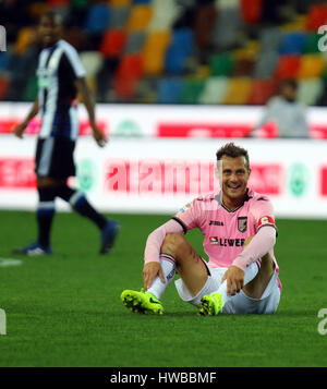Udine, Italia. Xix marzo, 2017. Aeroporto di Palermo centrocampista Alessandro Diamanti sorrisi durante la serie di una partita di calcio tra Udinese Calcio v US Citta di Palermo a Dacia Arena Stadium il 19 marzo, 2017. Credito: Andrea Spinelli/Alamy Live News Foto Stock