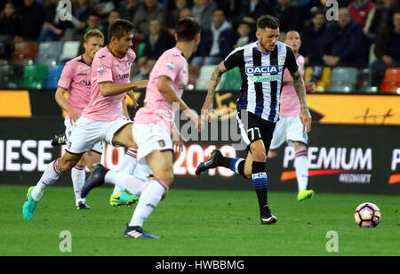 Udine, Italia. Xix marzo, 2017. Udinese di avanti Cyril Thereau corre con la palla durante la serie di una partita di calcio tra Udinese Calcio v US Citta di Palermo a Dacia Arena Stadium il 19 marzo, 2017. Credito: Andrea Spinelli/Alamy Live News Foto Stock