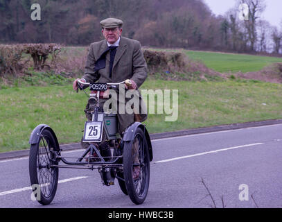 Brighton, East Sussex, Regno Unito. Xix marzo, 2017. Piloti provenienti da tutto il mondo si sono riuniti per prendere parte alla 78Sunbeam Motor Cycle Club, Epsom a Brighton Pioneer veterano ciclo motore di esecuzione. Tutte le macchine di questo evento annuale sono oltre cento anni. Questo sponsorizzato incontro conclude al Brighton Seafront con presentazioni da parte del Sindaco della città di Brighton & Hove e il Sindaco di Epsom & Ewell. Credito: Alan Fraser/Alamy Live News. Foto Stock