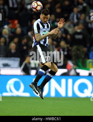 Udine, Italia. Xix marzo, 2017. Udinese di avanti Cyril Thereau colpisce la sfera durante la serie di una partita di calcio tra Udinese Calcio v US Citta di Palermo a Dacia Arena Stadium il 19 marzo, 2017. Credito: Andrea Spinelli/Alamy Live News Foto Stock