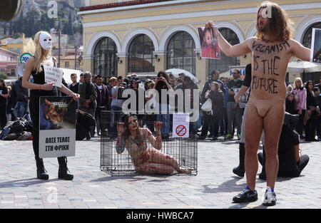 Atene, Grecia. Xix Mar., 2017. Gli attivisti in scena una protesta contro i maltrattamenti e gli abusi di animali ad Atene, in Grecia, il 19 marzo 2017. ©Elias Verdi/ Alamy Live News Foto Stock