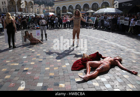 Atene, Grecia. Xix Mar., 2017. Gli attivisti in scena una protesta contro i maltrattamenti e gli abusi di animali ad Atene, in Grecia, il 19 marzo 2017. ©Elias Verdi/ Alamy Live News Foto Stock