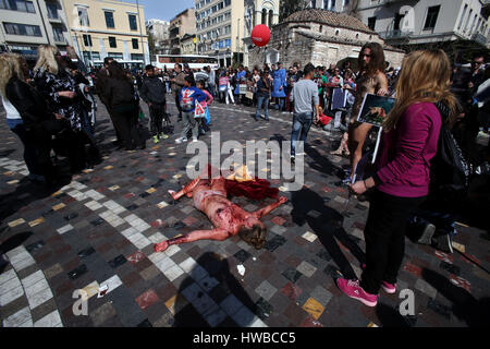 Atene, Grecia. Xix Mar., 2017. Gli attivisti in scena una protesta contro i maltrattamenti e gli abusi di animali ad Atene, in Grecia, il 19 marzo 2017. ©Elias Verdi/ Alamy Live News Foto Stock