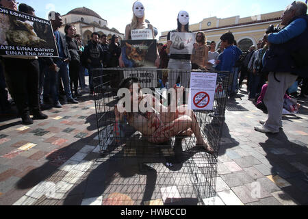 Atene, Grecia. Xix Mar., 2017. Gli attivisti in scena una protesta contro i maltrattamenti e gli abusi di animali ad Atene, in Grecia, il 19 marzo 2017. ©Elias Verdi/ Alamy Live News Foto Stock