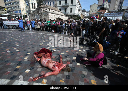 Atene, Grecia. Xix Mar., 2017. Gli attivisti in scena una protesta contro i maltrattamenti e gli abusi di animali ad Atene, in Grecia, il 19 marzo 2017. ©Elias Verdi/ Alamy Live News Foto Stock