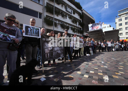 Atene, Grecia. Xix Mar., 2017. Gli attivisti in scena una protesta contro i maltrattamenti e gli abusi di animali ad Atene, in Grecia, il 19 marzo 2017. ©Elias Verdi/ Alamy Live News Foto Stock