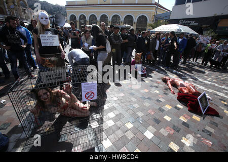 Atene, Grecia. Xix Mar., 2017. Gli attivisti in scena una protesta contro i maltrattamenti e gli abusi di animali ad Atene, in Grecia, il 19 marzo 2017. ©Elias Verdi/ Alamy Live News Foto Stock