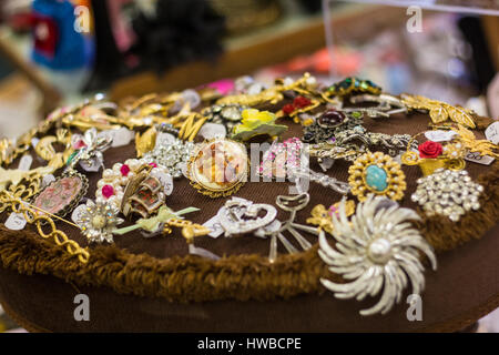 Gli oggetti in vendita a Cardiff's Vintage Fair al Municipio di Cardiff, nel Galles del Sud. 19.03.17 @LouLousVintageFair Foto Stock