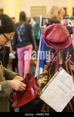 I clienti gli elementi di navigazione per la vendita a Cardiff's Vintage Fair al Municipio di Cardiff, nel Galles del Sud. 19.03.17 @LouLousVintageFair Foto Stock