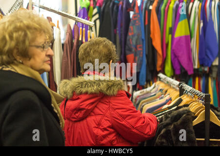 I clienti gli elementi di navigazione per la vendita a Cardiff's Vintage Fair al Municipio di Cardiff, nel Galles del Sud. 19.03.17 @LouLousVintageFair Foto Stock