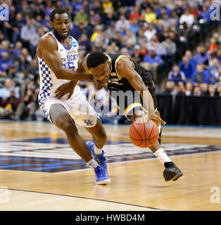 Marzo 19, 2017 - Indianapolis NEGLI STATI UNITI - Kentucky Wildcats guard Dominique Hawkins (25) custodito Wichita State guardia Shockers Daishon Smith (2) come l'Università di Kentucky ha giocato Wichita State nel secondo round del torneo del NCAA in Bankers Life Fieldhouse in Indianapolis, In., Domenica Marzo19, 2017. Questa è la prima metà di azione. (Credito Immagine: © Lexington Herald-Leader via ZUMA filo) Foto Stock