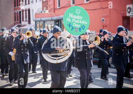 New York, Stati Uniti d'America. Xix marzo, 2017. NYPD Marching Band celebra la festa di San Patrizio a annuale quarantaduesima Irish-American Parade nel Park Slope quartiere di Brooklyn a New York domenica 19 marzo, 2017. La famiglia amichevole evento nella famiglia amichevole Park Slope quartiere attira centinaia di spettatori e dimostranti che avvolge il suo modo attraverso il quartiere di Brooklyn. New York dispone di più il giorno di San Patrizio parate, almeno uno in ciascuno dei cinque distretti. Credito: Richard Levine/Alamy Live News Foto Stock