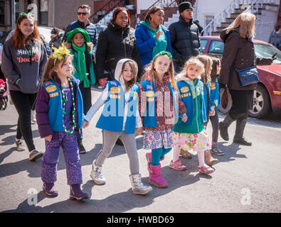 New York, Stati Uniti d'America. Xix marzo, 2017. I membri di un locale gruppo di ragazze scout festeggiare il giorno di San Patrizio a annuale quarantaduesima Irish-American Parade nel Park Slope quartiere di Brooklyn a New York domenica 19 marzo, 2017. La famiglia amichevole evento nella famiglia amichevole Park Slope quartiere attira centinaia di spettatori e dimostranti che avvolge il suo modo attraverso il quartiere di Brooklyn. New York dispone di più il giorno di San Patrizio parate, almeno uno in ciascuno dei cinque distretti. Credito: Richard Levine/Alamy Live News Foto Stock