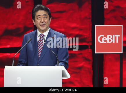Hannover, Germania. Xix Mar, 2017. Primo Ministro giapponese Shinzo Abe nel suo discorso di apertura del CeBIT di Hannover, Germania, 19 marzo 2017. Il Giappone è il paese partner del 2017 CeBIT. Foto: Friso Gentsch/dpa/Alamy Live News