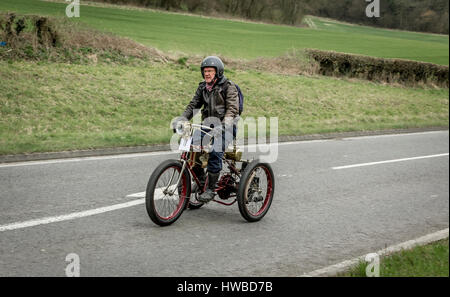 Brighton, East Sussex, Regno Unito. Xix marzo, 2017. Piloti provenienti da tutto il mondo si sono riuniti per prendere parte alla 78Sunbeam Motor Cycle Club, Epsom a Brighton Pioneer veterano ciclo motore di esecuzione. Tutte le macchine di questo evento annuale sono oltre cento anni. Questo sponsorizzato incontro conclude al Brighton Seafront con presentazioni da parte del Sindaco della città di Brighton & Hove e il Sindaco di Epsom & Ewell. Credito: Alan Fraser/Alamy Foto Stock