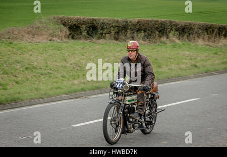 Brighton, East Sussex, Regno Unito. Xix marzo, 2017. Piloti provenienti da tutto il mondo si sono riuniti per prendere parte alla 78Sunbeam Motor Cycle Club, Epsom a Brighton Pioneer veterano ciclo motore di esecuzione. Tutte le macchine di questo evento annuale sono oltre cento anni. Questo sponsorizzato incontro conclude al Brighton Seafront con presentazioni da parte del Sindaco della città di Brighton & Hove e il Sindaco di Epsom & Ewell. Credito: Alan Fraser/Alamy Foto Stock