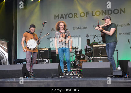 Londra, Regno Unito. Xix Mar, 2017. Londra è più grande di sempre il giorno di San Patrizio celebrazioni hanno luogo con intrattenimento per tutto il pomeriggio sul palco in Trafalgar Square Credit: Keith Larby/Alamy Live News Foto Stock