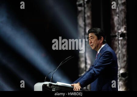 Hannover, Germania. Xix Mar, 2017. Primo Ministro giapponese Shinzo Abe nel suo discorso di apertura del CeBIT di Hannover, Germania, 19 marzo 2017. Il Giappone è il paese partner del 2017 CeBIT. Foto: Peter Steffen/dpa/Alamy Live News