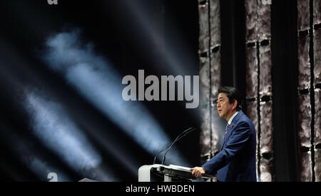 Hannover, Germania. Xix Mar, 2017. Primo Ministro giapponese Shinzo Abe nel suo discorso di apertura del CeBIT di Hannover, Germania, 19 marzo 2017. Il Giappone è il paese partner del 2017 CeBIT. Foto: Peter Steffen/dpa/Alamy Live News Foto Stock