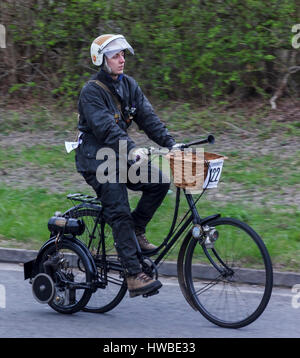 Brighton, East Sussex, Regno Unito. Xix marzo, 2017. Piloti provenienti da tutto il mondo si sono riuniti per prendere parte alla 78Sunbeam Motor Cycle Club, Epsom a Brighton Pioneer veterano ciclo motore di esecuzione. Tutte le macchine di questo evento annuale sono oltre cento anni. Questo sponsorizzato incontro conclude al Brighton Seafront con presentazioni da parte del Sindaco della città di Brighton & Hove e il Sindaco di Epsom & Ewell. Credito: Alan Fraser/Alamy Foto Stock