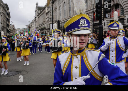 Londra, Regno Unito. Xix Mar, 2017. Migliaia frequentare di Londra il giorno di San Patrizio 2017 a Londra il 19 marzo 2017. tramite carta di credito: Vedere Li/Alamy Live News Foto Stock