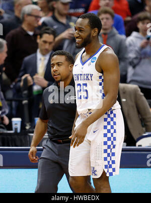 Indianapolis NEGLI STATI UNITI. Xix Mar, 2017. Forza coach Robert Harris ha camminato fuori con il Kentucky Wildcats guard Dominique Hawkins (25) dopo l'Università di Kentucky sconfitto Wichita State nel secondo round del torneo del NCAA in Bankers Life Fieldhouse in Indianapolis, In., Domenica Marzo19, 2017. Questa è la seconda metà di azione. Regno Unito ha vinto il 65-62. Credito: Lexington Herald-Leader/ZUMA filo/Alamy Live News Foto Stock