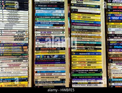 Glendale, California, Stati Uniti d'America. Xix Mar, 2017. La trentottesima annuale di Los Angeles Vintage Paperback collezionisti mostrano il più grande spettacolo del mondo nel suo genere, offre la messa in commercio di fantascienza, mistero e romanticismo, hard-boiled detective e altra pasta di legno paperback che erano popolari durante la metà e la fine del ventesimo secolo. Credito: Brian Cahn/ZUMA filo/Alamy Live News Foto Stock