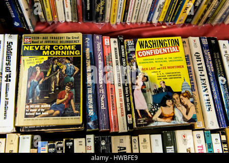 Glendale, California, Stati Uniti d'America. Xix Mar, 2017. La trentottesima annuale di Los Angeles Vintage Paperback collezionisti mostrano il più grande spettacolo del mondo nel suo genere, offre la messa in commercio di fantascienza, mistero e romanticismo, hard-boiled detective e altra pasta di legno paperback che erano popolari durante la metà e la fine del ventesimo secolo. Credito: Brian Cahn/ZUMA filo/Alamy Live News Foto Stock
