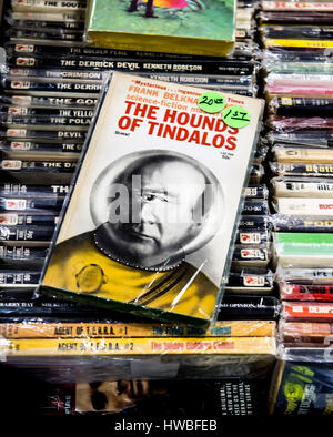 Glendale, California, Stati Uniti d'America. Xix Mar, 2017. La trentottesima annuale di Los Angeles Vintage Paperback collezionisti mostrano il più grande spettacolo del mondo nel suo genere, offre la messa in commercio di fantascienza, mistero e romanticismo, hard-boiled detective e altra pasta di legno paperback che erano popolari durante la metà e la fine del ventesimo secolo. Credito: Brian Cahn/ZUMA filo/Alamy Live News Foto Stock