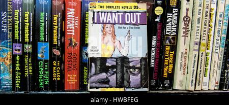 Glendale, California, Stati Uniti d'America. Xix Mar, 2017. La trentottesima annuale di Los Angeles Vintage Paperback collezionisti mostrano il più grande spettacolo del mondo nel suo genere, offre la messa in commercio di fantascienza, mistero e romanticismo, hard-boiled detective e altra pasta di legno paperback che erano popolari durante la metà e la fine del ventesimo secolo. Credito: Brian Cahn/ZUMA filo/Alamy Live News Foto Stock