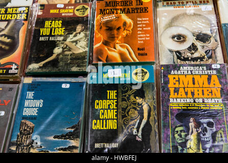 Glendale, California, Stati Uniti d'America. Xix Mar, 2017. La trentottesima annuale di Los Angeles Vintage Paperback collezionisti mostrano il più grande spettacolo del mondo nel suo genere, offre la messa in commercio di fantascienza, mistero e romanticismo, hard-boiled detective e altra pasta di legno paperback che erano popolari durante la metà e la fine del ventesimo secolo. Credito: Brian Cahn/ZUMA filo/Alamy Live News Foto Stock