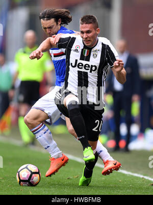 Genova, Italia. Xix Mar, 2017. La Juventus" Marko Pjaca (R) il sistema VIES con la Sampdoria di Edgar Barreto durante il campionato italiano di una partita di calcio tra Juventus e Sampdoria, a Genova, Italia, 19 marzo 2017. La Juventus ha vinto 1-0. Credito: Alberto Lingria/Xinhua/Alamy Live News Foto Stock