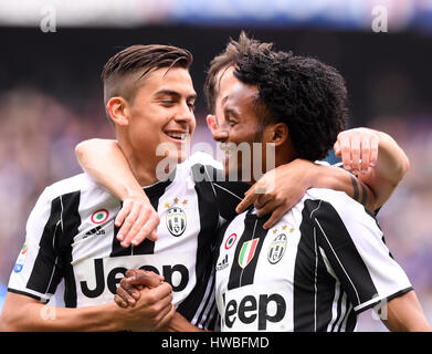 Genova, Italia. Xix Mar, 2017. La Juventus' Juan Cuadrado (R) festeggia il punteggio con il suo compagno di squadra durante il campionato italiano di una partita di calcio tra Juventus e Sampdoria, a Genova, Italia, 19 marzo 2017. La Juventus ha vinto 1-0. Credito: Alberto Lingria/Xinhua/Alamy Live News Foto Stock