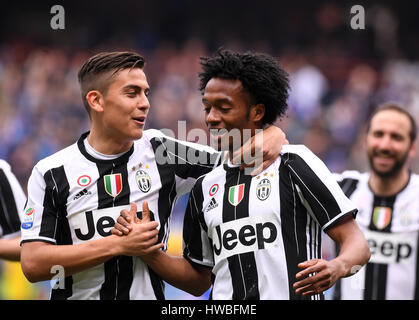 Genova, Italia. Xix Mar, 2017. La Juventus' Juan Cuadrado (R) festeggia il punteggio con il suo compagno di squadra durante il campionato italiano di una partita di calcio tra Juventus e Sampdoria, a Genova, Italia, 19 marzo 2017. La Juventus ha vinto 1-0. Credito: Alberto Lingria/Xinhua/Alamy Live News Foto Stock