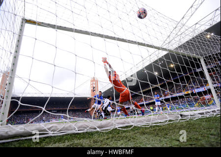 Genova, Italia. Xix Mar, 2017. La Juventus' Juan Cuadrado punteggi durante il campionato italiano di una partita di calcio tra Juventus e Sampdoria, a Genova, Italia, 19 marzo 2017. La Juventus ha vinto 1-0. Credito: Alberto Lingria/Xinhua/Alamy Live News Foto Stock