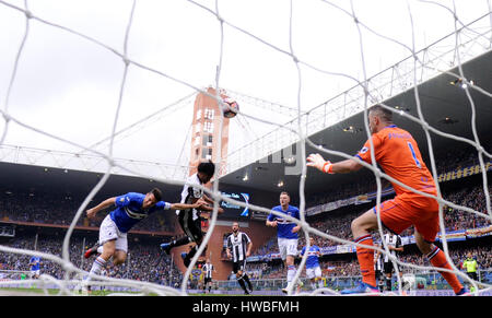 Genova, Italia. Xix Mar, 2017. La Juventus' Juan Cuadrado punteggi durante il campionato italiano di una partita di calcio tra Juventus e Sampdoria, a Genova, Italia, 19 marzo 2017. La Juventus ha vinto 1-0. Credito: Alberto Lingria/Xinhua/Alamy Live News Foto Stock