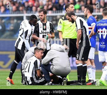 Genova, Italia. Xix Mar, 2017. La Juventus' Paulo Dybala (3rd, L) riceve un trattamento medico durante il campionato italiano di una partita di calcio tra Juventus e Sampdoria, a Genova, Italia, 19 marzo 2017. La Juventus ha vinto 1-0. Credito: Alberto Lingria/Xinhua/Alamy Live News Foto Stock