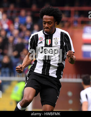 Genova, Italia. Xix Mar, 2017. La Juventus' Juan Cuadrado celebra rigature durante il campionato italiano di una partita di calcio tra Juventus e Sampdoria, a Genova, Italia, 19 marzo 2017. La Juventus ha vinto 1-0. Credito: Alberto Lingria/Xinhua/Alamy Live News Foto Stock