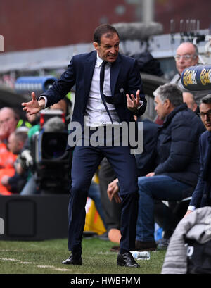 Genova, Italia. Xix Mar, 2017. La Juventus' allenatore Massimiliano Allegri gesti durante il campionato italiano di una partita di calcio tra Juventus e Sampdoria, a Genova, Italia, 19 marzo 2017. La Juventus ha vinto 1-0. Credito: Alberto Lingria/Xinhua/Alamy Live News Foto Stock