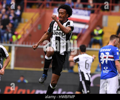 Genova, Italia. Xix Mar, 2017. La Juventus' Juan Cuadrado celebra rigature durante il campionato italiano di una partita di calcio tra Juventus e Sampdoria, a Genova, Italia, 19 marzo 2017. La Juventus ha vinto 1-0. Credito: Alberto Lingria/Xinhua/Alamy Live News Foto Stock