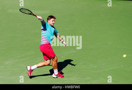 Marzo 19, 2017 Stan Wawrinka della Svizzera restituisce un colpo a Roger Federer durante gli uomini finale del 2017 BNP Paribas Open a Indian Wells Tennis Garden di Indian Wells, California. Charles Baus/CSM Foto Stock