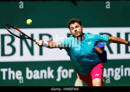 Marzo 19, 2017 Stan Wawrinka della Svizzera restituisce un colpo a Roger Federer durante gli uomini finale del 2017 BNP Paribas Open a Indian Wells Tennis Garden di Indian Wells, California. Charles Baus/CSM Foto Stock